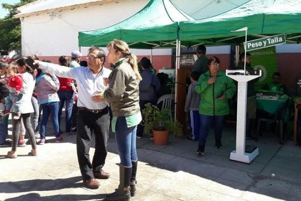 El Ministro Cardozo recorrió centros de evacuados en el interior