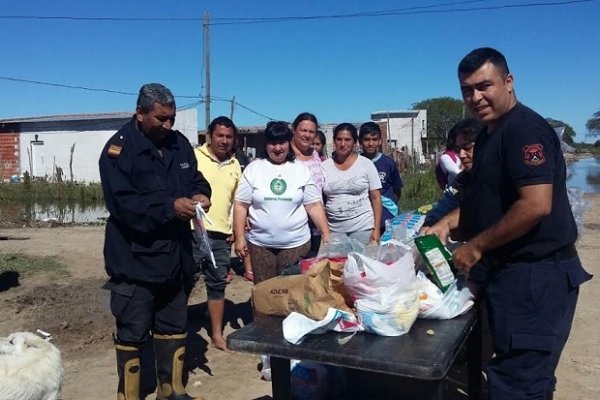 Bomberos colaboran con las familias inundadas del Santa Rita Sur