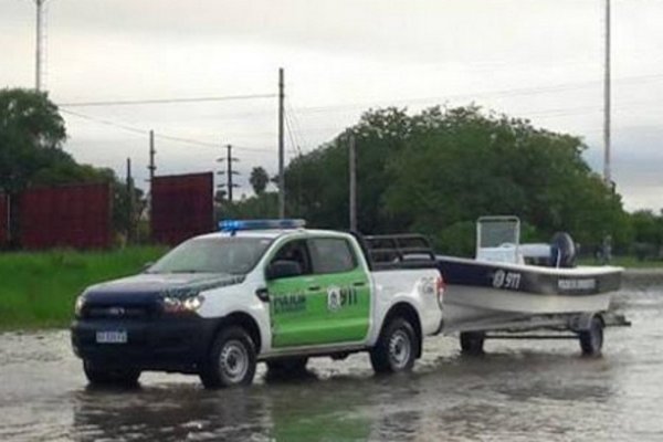 Policías y Bomberos rescataron a pescadores arrastrados por el riachuelo en San Luis del Palmar