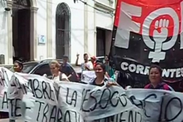 Manifestación frente al INVICO: Organización social reclama construcción de viviendas y terrenos