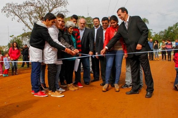 Colombi inauguró enripiado, puso en marcha plan de aprovisionamiento de agua y reparaciones en escuelas