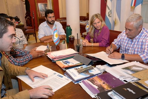 Ríos acordó con productores expandir la venta de pescados y generar mano de obra local