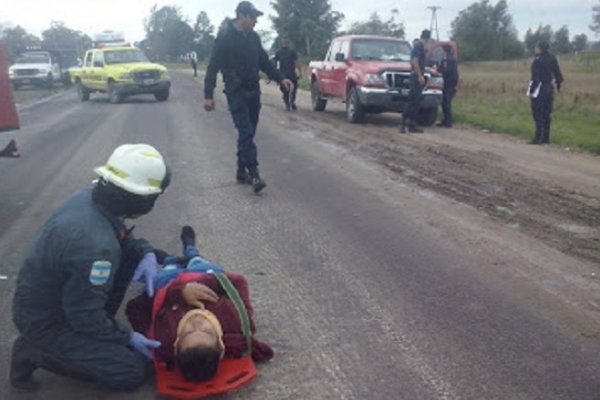 Dos heridos graves tras choque entre una moto y una camioneta en Ruta Provincial 27