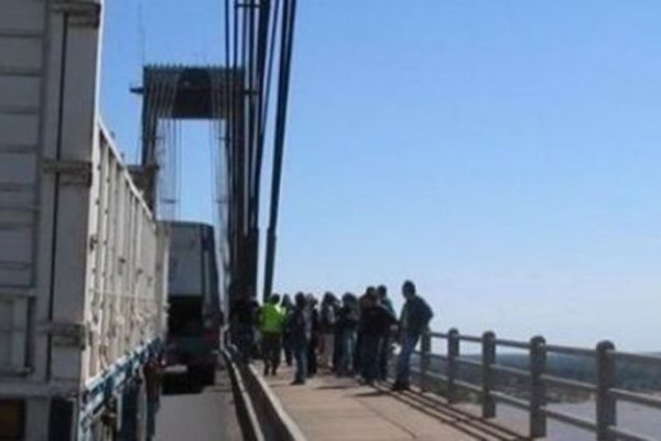 Gendarmería salvó a una mujer que intentó arrojarse desde el Puente