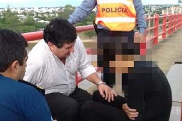 Jefe de la Policía asistió a joven depresivo que se encontraba en el puente Gral. Belgrano