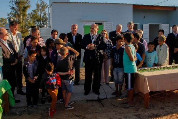 Colombi entregó viviendas en Bompland y anunció la construcción de una escuela