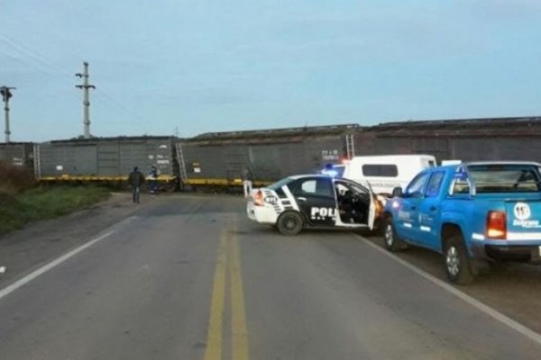 Tremendo choque entre un tren y un camión: Un muerto