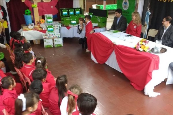 Sigue la entrega de tablets para potenciar el desarrollo de los chicos en las escuelas