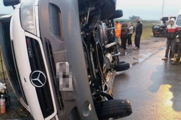 Un minibus con pasajeros perdió el control y volcó cerca del acceso a Lomas de Vallejos