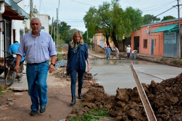 Fabián Ríos y Any Pereyra constataron el avance de la pavimentación de calle Colombia