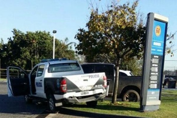 Tiroteo, choque y fuga en la autopista Riccheri: Una policía recibió siete balazos