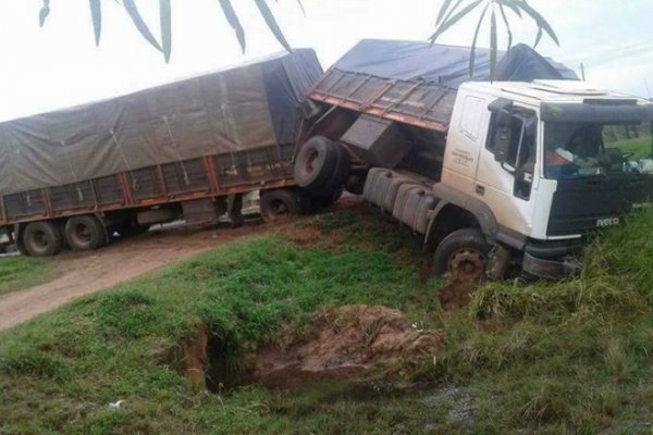 Un camión cargado con maderas despistó y volcó sobre Ruta 118