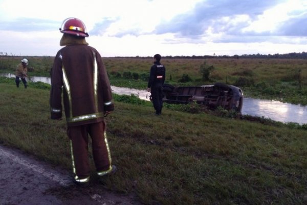 Saladas: Camionero habría quedado dormido, perdió el control y terminó sumergido en el agua