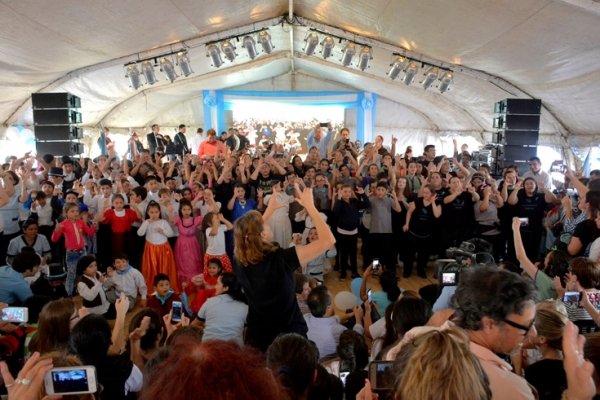 Una multitud de vecinos festejaron el 207° aniversario de la Revolución de Mayo