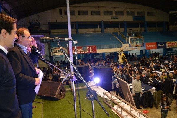 Tassano recibió el apoyo de futbolistas veteranos