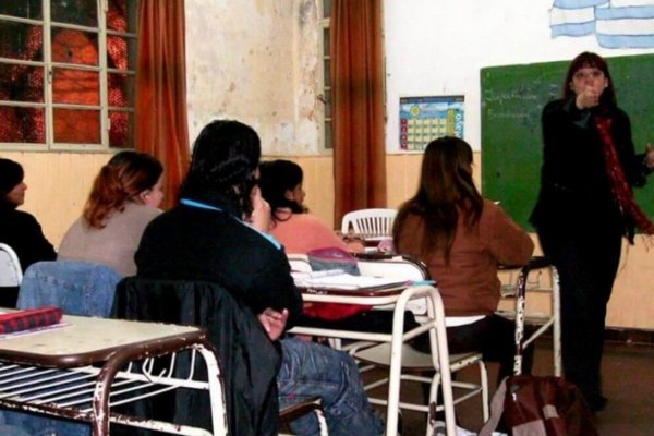 Docentes en alerta por posible cierre de la secundaria nocturna