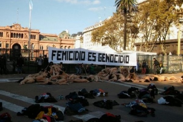 Mujeres se desnudaron por completo para denunciar que #FemicidioEsGenocidio