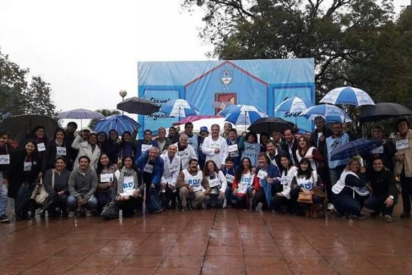 Corrientes: La Escuela Itinerante venció a la lluvia y convocó a una multitud en la plaza Cabral