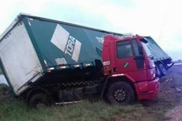 Ruta 14: Fuertes precipitaciones provocaron vuelco de un camión