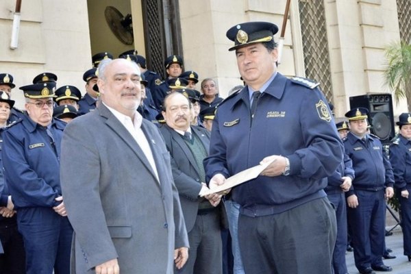 Corrientes: A horas de las elecciones el Gobernador firmó el ascenso para más de 1.350 policías