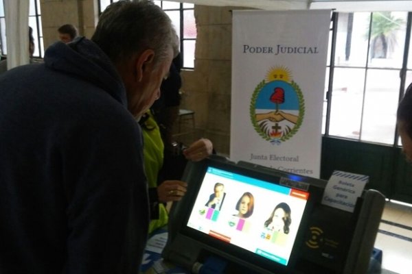 Comenzó la votación en Corrientes con el estreno de la boleta electrónica en dos escuelas