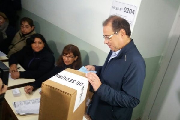 Eduardo Tassano emitió su voto y pidió votar con el corazón