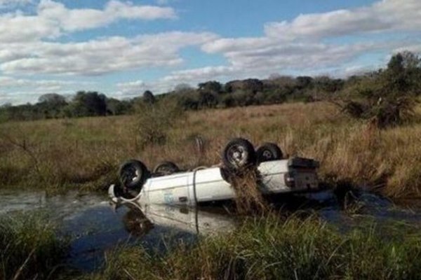 Camioneta de Vialidad volcó y quedó sumergida en el agua