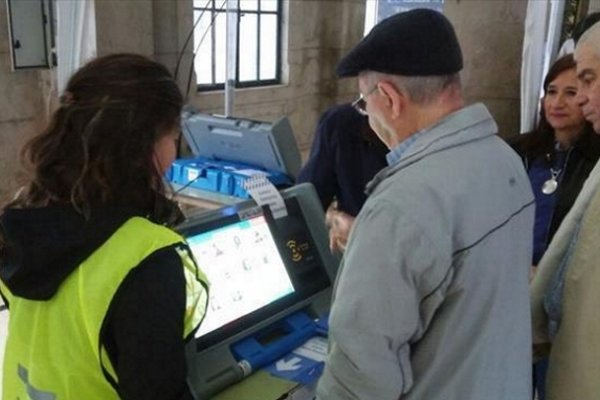 Finalizó el escrutinio en las escuelas que se voto con la BUE: leve ventaja de Tassano