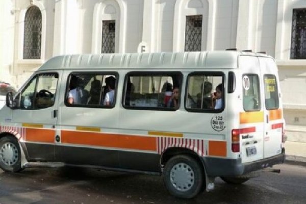 Corrientes: una combi escolar chocó a una moto