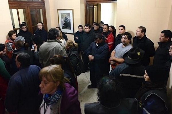 Santa Cruz: protesta de jubilados irrumpió en la Casa de Gobierno