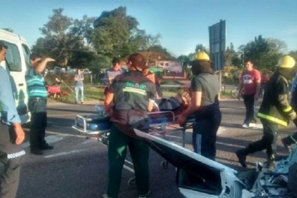 Impactante choque de un auto contra un colectivo de larga distancia en el acceso de Ruta 12 y Maipú