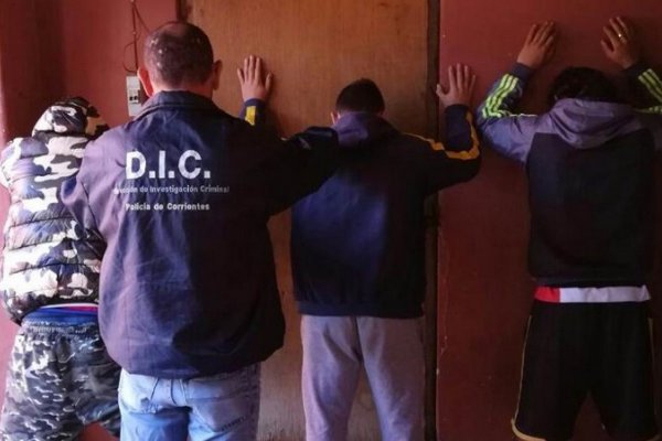 Tres detenidos involucrados en el incendio de una casa y un auto