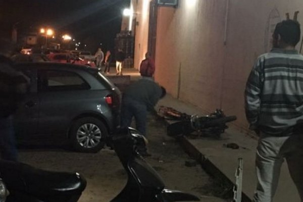 Esquina: Se le trabó el acelerador de la moto y chocó una pared