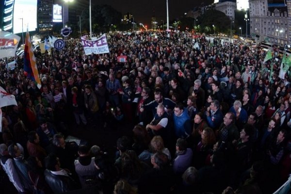 Multitudinaria marcha contra la quita de pensiones