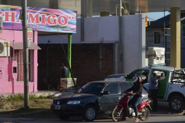 Boqueteros robaron dinero de un local de ropas en Teniente Ibáñez