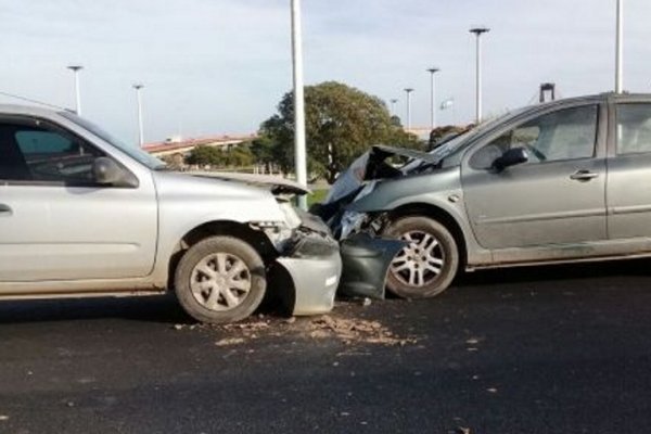 Choque frontal entre dos autos en el acceso al puente Interprovincial General Belgrano