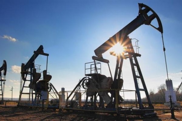 La producción total de petróleo cayó en abril casi 15%