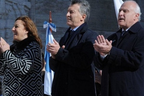 Macri encabezó en Rosario el acto por el Día de la Bandera sin público y rodeado de gendarmes