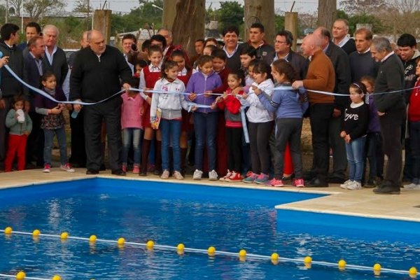 Colombi y Mac Allister inauguraron una pileta semiolímpica en Itá Ibaté