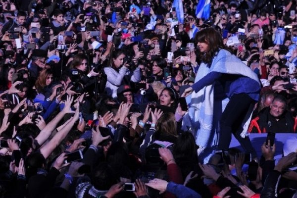 Tras el lanzamiento de su frente, Cristina lidera las encuestas en Buenos Aires