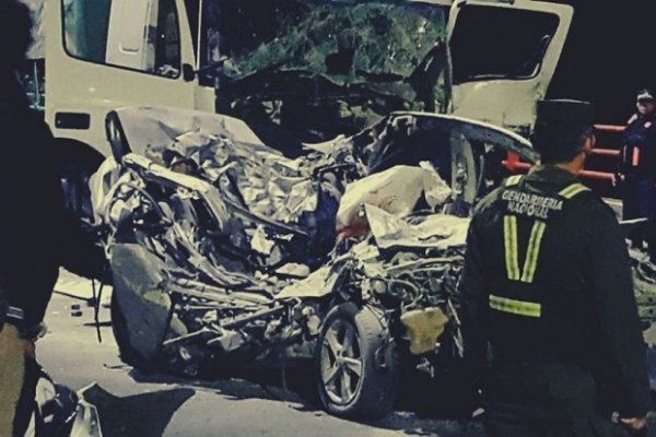 Tremendo choque frontal entre un camión y un auto en el puente Chaco-Corrientes: Hay un muerto