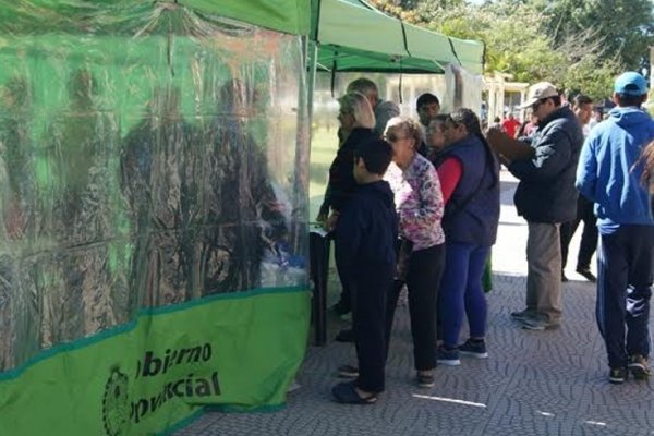 Salud continúa con la vacunación en la Plaza Vera