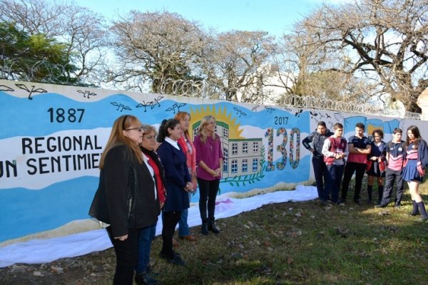 La Municipalidad y estudiantes inauguraron murales por los 130 años de la escuela Regional