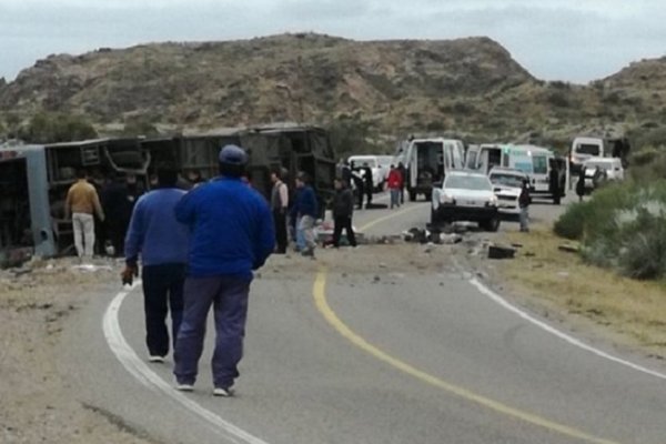 Mendoza: un micro con turistas volcó y hay al menos doce muertos