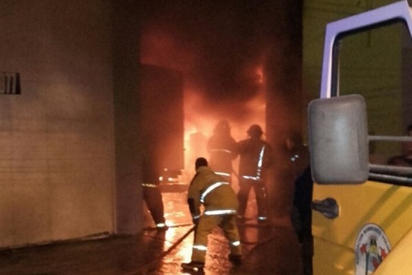 Corrientes: Voraz incendio en un depósito en avenida Maipú