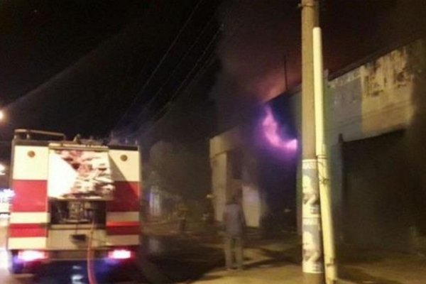 Corrientes: Bomberos controlaron el incendio de avenida Maipú y evacuaron todo un edificio