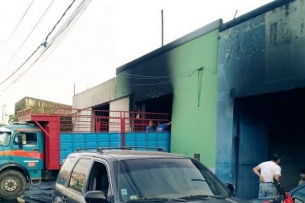 Incendio de un depósito sobre avenida Maipú: una pared corre el riesgo de derrumbarse