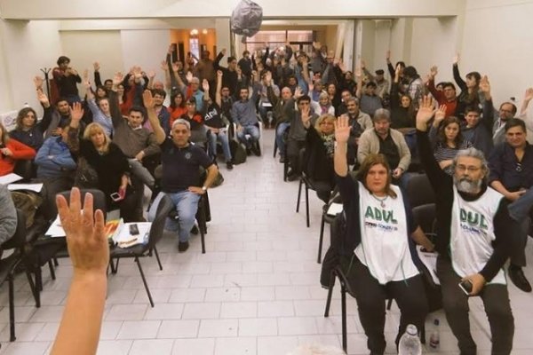 Docentes universitarios suspendieron las mesas de exámenes y el inicio del segundo cuatrimestre