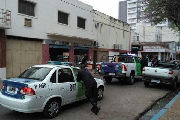 Violento robo en una repuestera céntrica: La Policía continúa con la búsqueda de los autores