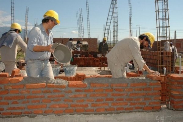 Acusan al Presidente de atrasar los pagos para la construcción de viviendas